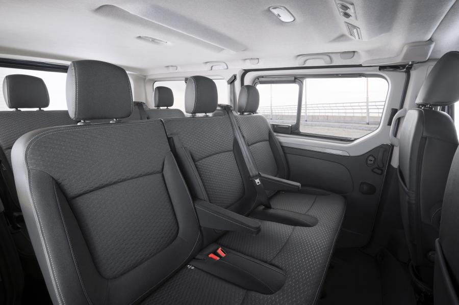 Интерьер Opel Vivaro Combi+ 2017 года  (фото 2 из 3)